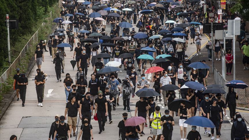Hong Kong'da protestocular, demokrasi yanlılarının zaferine rağmen tekrar sokaklarda