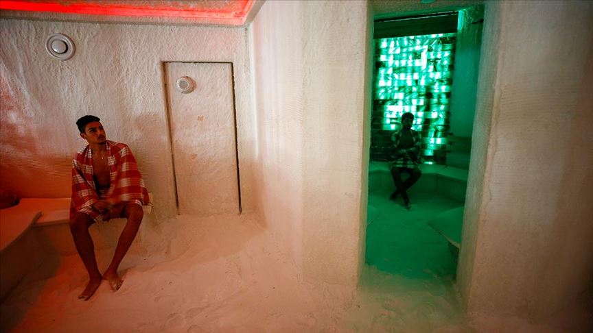 غرف الملح والبخار والطين.. غرام السياح بأنطاليا التركية 