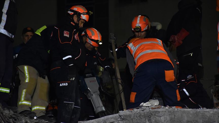 Türkiye'den Arnavutluk'a gelen ekipler arama kurtarma çalışmalarına katılıyor