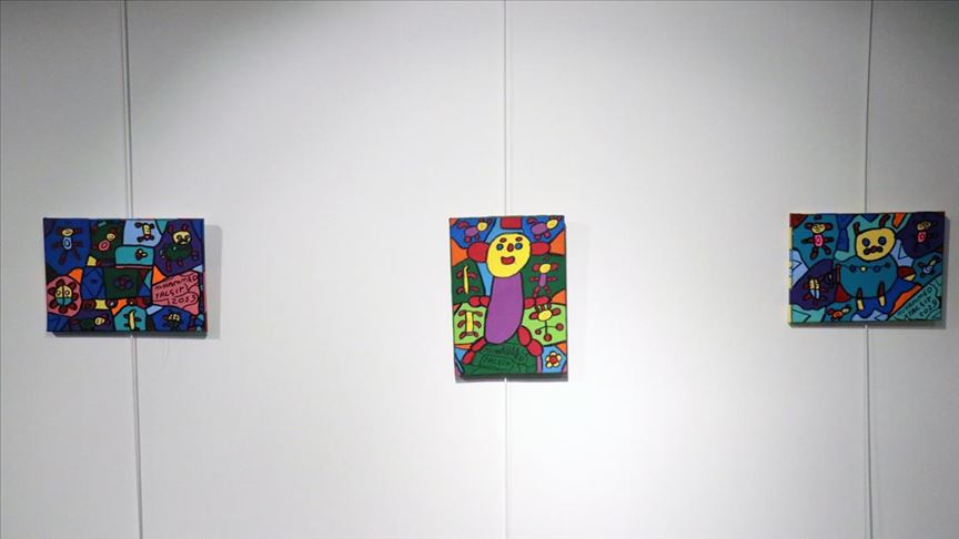 Engelli ressamın 'Umut: Duvarımdaki Renkler' sergisi açıldı 