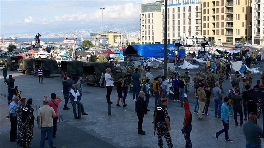 Liban: Des individus portant les drapeaux de Hezbollah détruisent les tentes des manifestants