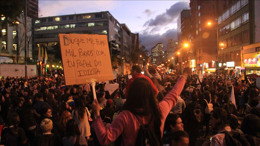 Bogota : des milliers de Colombiens manifestent contre le gouvernement 