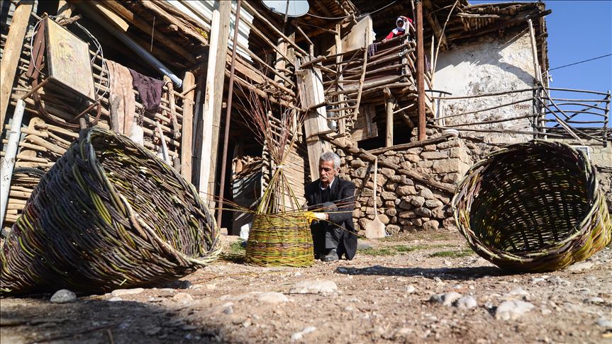 Çilpiyên dara biyê di destê Seydalî hoste da dibin selik
