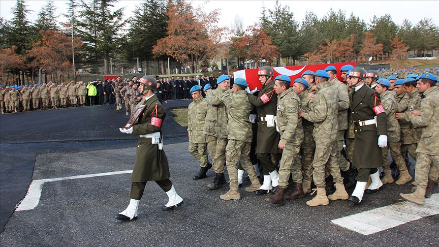 Yıldırım isabet etmesi sonucu şehit olan asker için tören