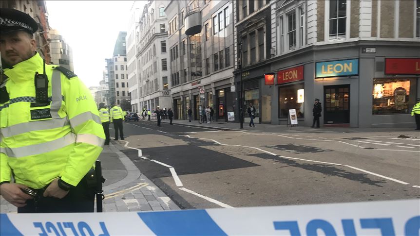 В Лондоне мужчина с ножом напал на прохожих