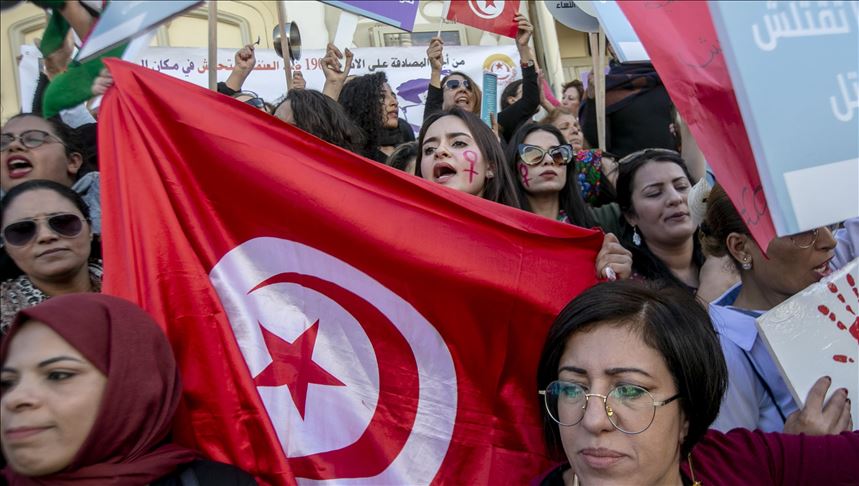 Tunisie : des centaines de tunisiens manifestent contre les violences faites aux femmes