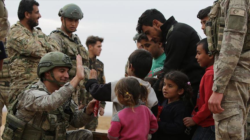 الجيش التركي يرسم "البسمة" على وجوه أهالي تل أبيض السورية