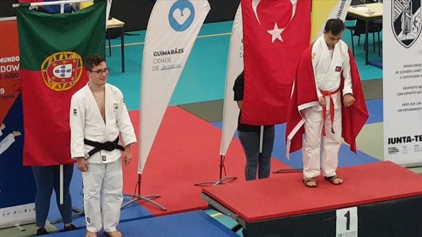 Un athlète turc remporte la médaille d'or à la compétition JUDOWN