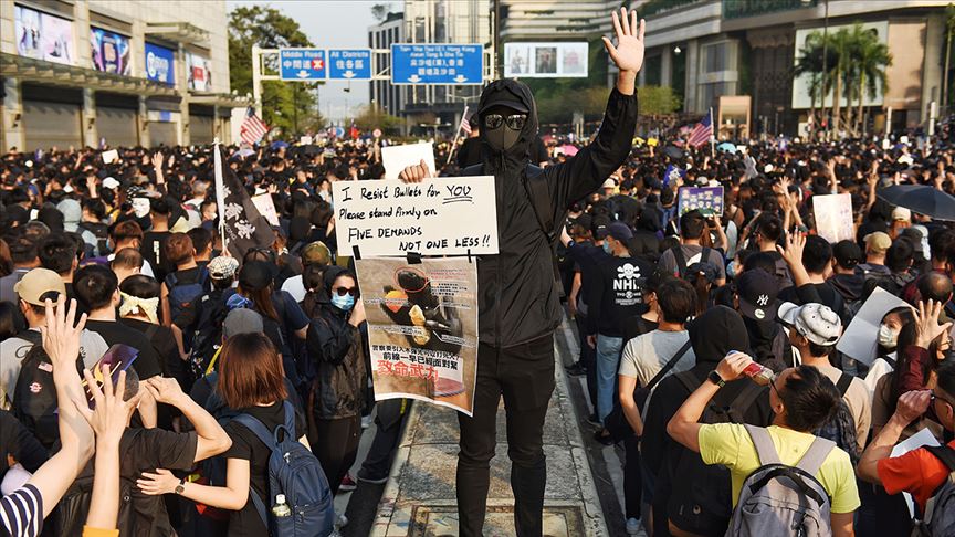 Hong Kong'da binlerce gösterici yine sokaklarda 