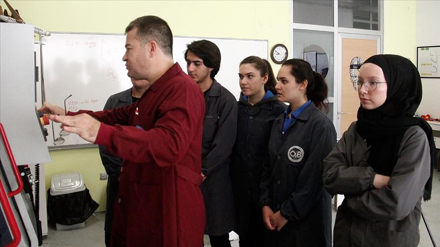 Otomotiv lisesi öğrencileri hem tasarlıyor hem üretiyor