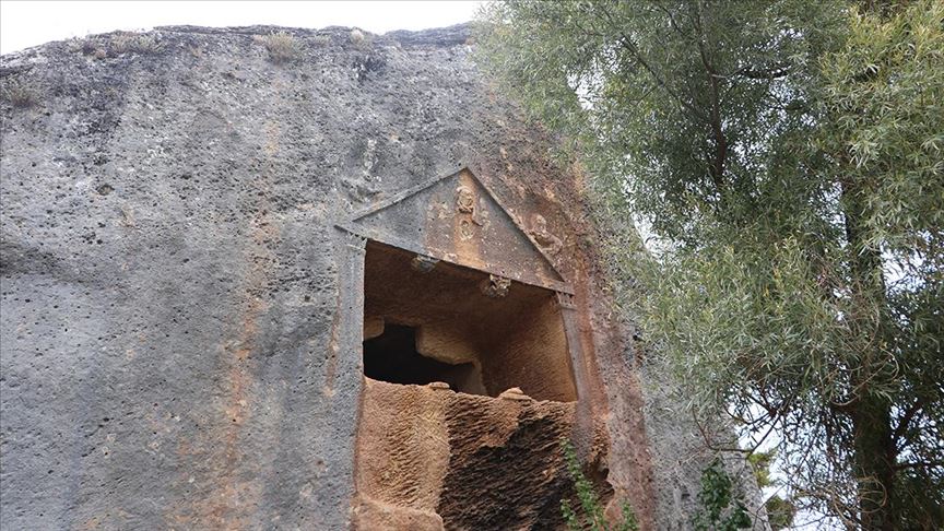 "قرامان" التركية.. مقابر صخرية برموز أسطورية