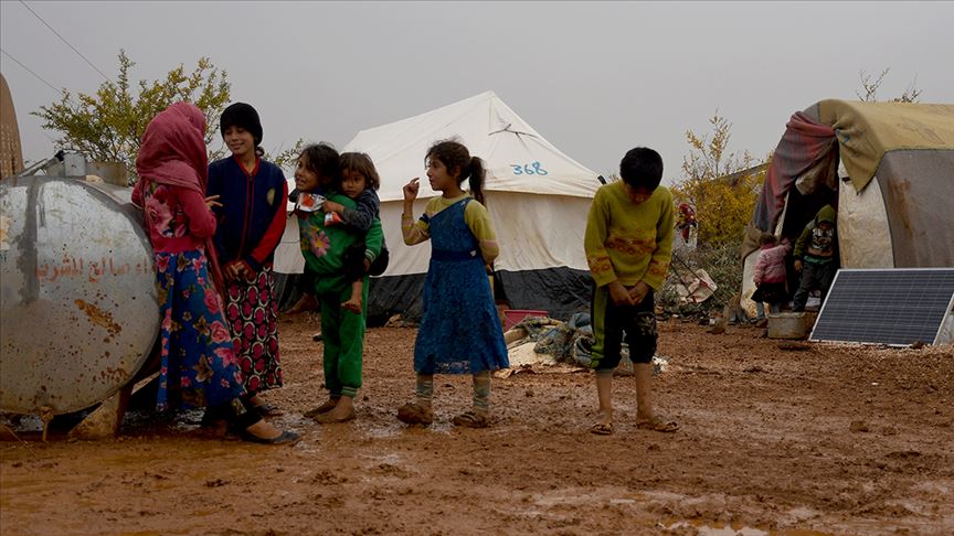الأمطار تفاقم من معاناة مخيمات اللجوء في إدلب السورية 