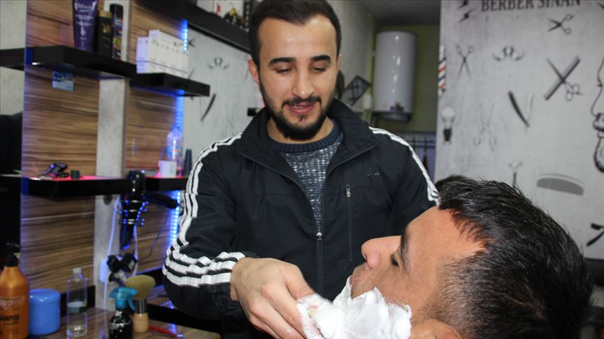 Farkındalık için engellileri ücretsiz tıraş ediyorlar