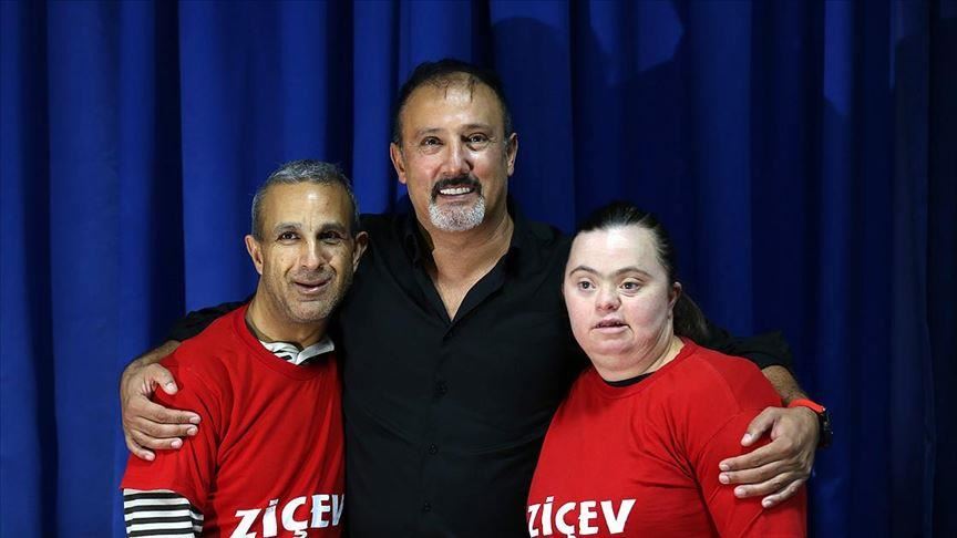 Учител по танц им ја враќа насмевката на децата со посебни потреби
