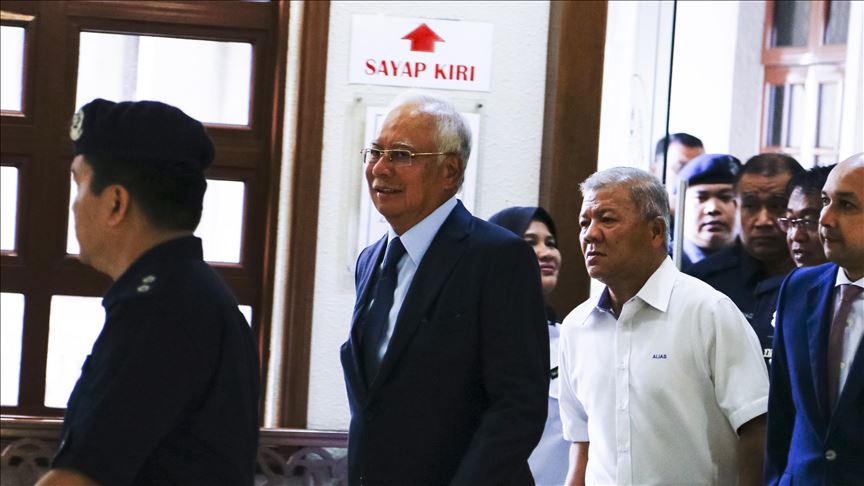 Ex-Malaysian premier testifies in corruption case
