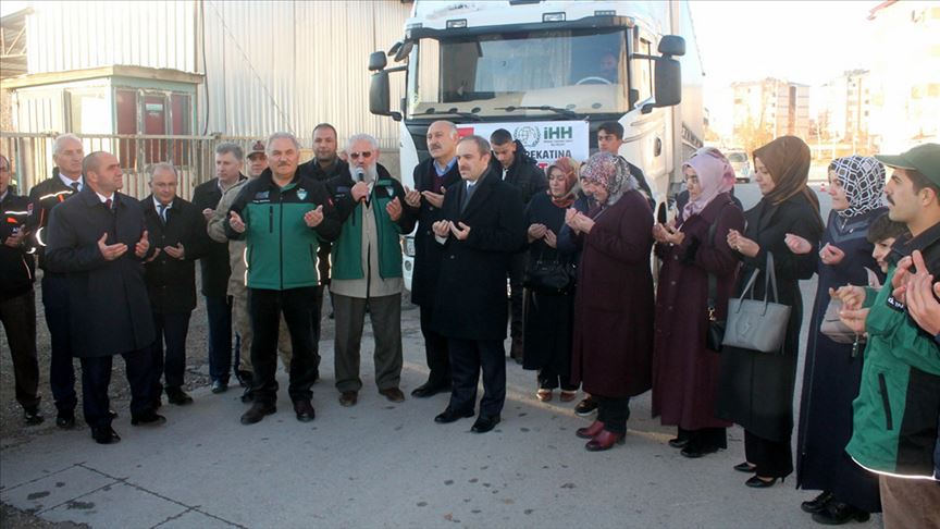 ولاية تركية ترسل شاحنتي مساعدات إلى إدلب السورية 