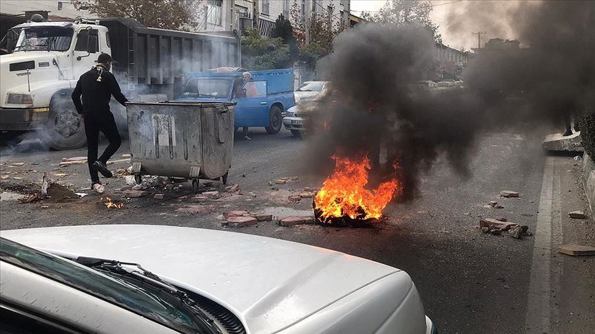 Têlevîzyona dewleta Îranê piştrast kir ku hin xwepêşandêrên "çekdar" hatin kuştin