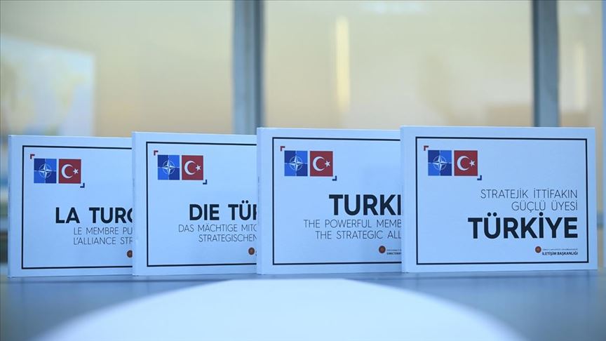 Cumhurbaşkanı Erdoğan'dan liderlere 'Stratejik İttifakın Güçlü Üyesi Türkiye' kitabı