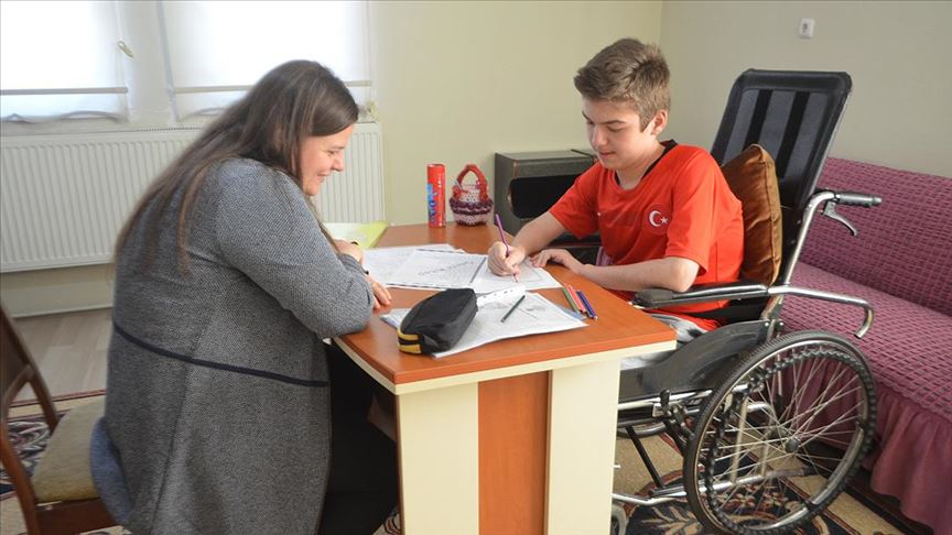 Kas hastası Ferhat 'ayağına gelen okul'la derslerinden geri kalmıyor