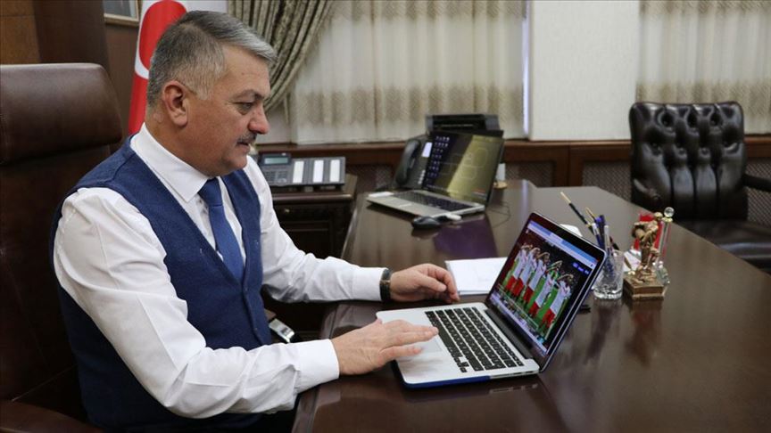 Balıkesir Valisi Yazıcı'nın oyu 'Millilerden asker selamı' fotoğrafına