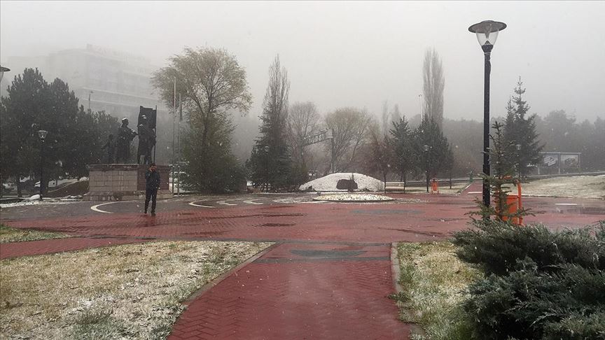 Başkentte mevsimin ilk karı yağdı