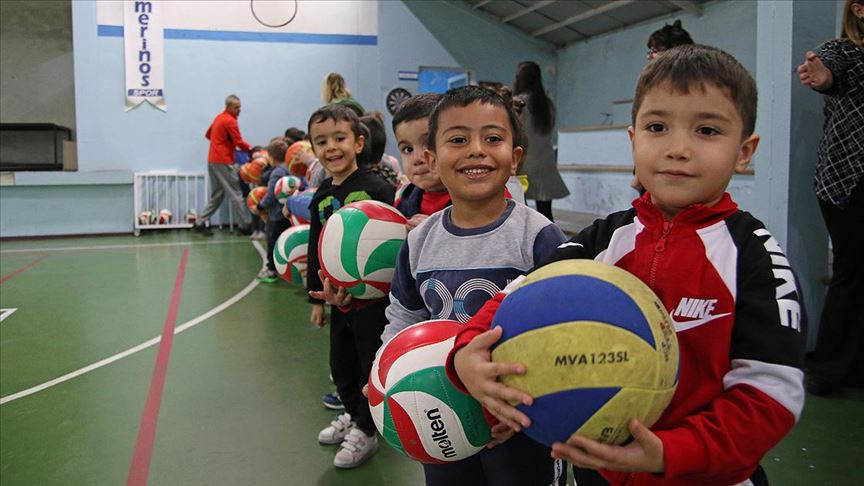 Antrenorler Okullarda Projesi Ile Cocuklara Spor Kulturu Asilaniyor