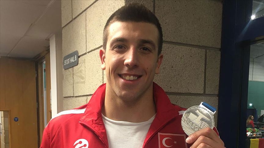 Milli yüzücü Emre Sakçı'dan tarihi başarı