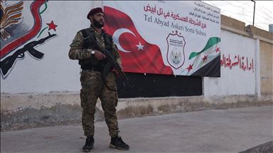 Подготовленные Турцией полицейские стоят на страже Талль-Абьяда