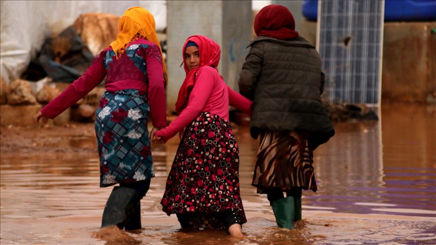 مياه الأمطار تغمر مخيمات للنازحين شمالي سوريا  
