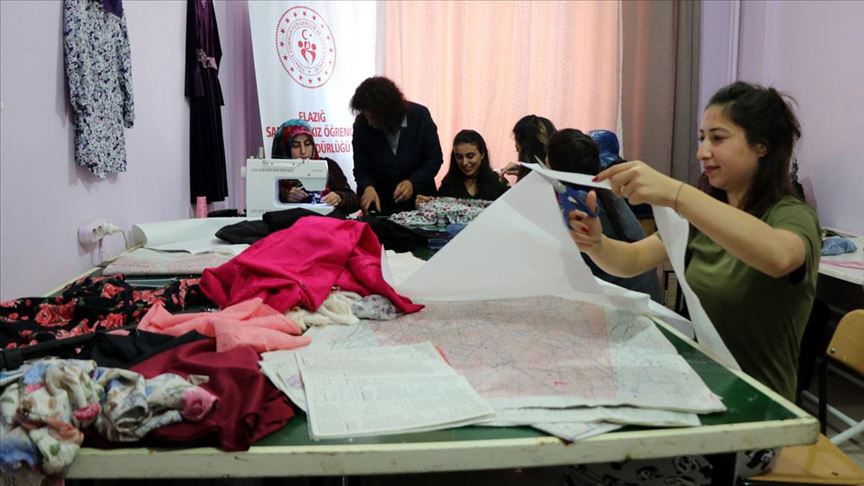 Üniversiteli gençler 'Hayaller Mağazası' ile gönüllere dokunuyor