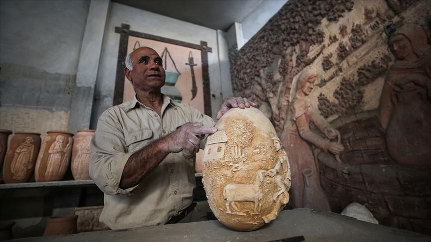 Filistinli Haccar toprak kap ve duvarlara tarihi nakşediyor