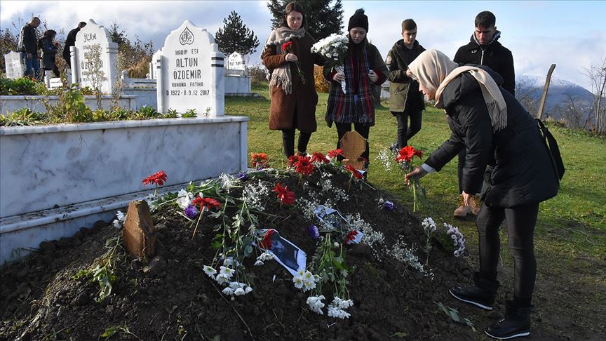 Ceren Özdemir'in sevenleri doğum gününde mezarını ziyaret etti