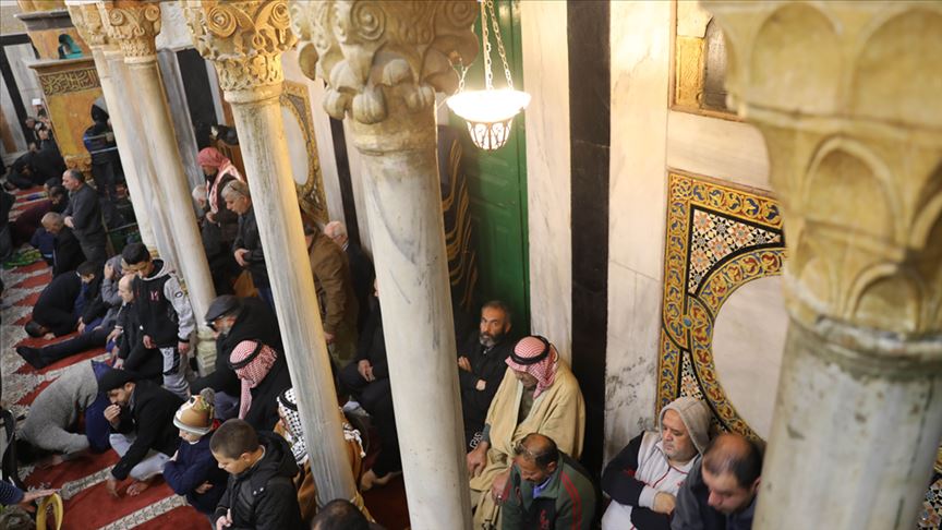 آلاف الفلسطينيين يصلون الفجر بالمسجد الإبراهيمي لتأكيد هويته الإسلامية
