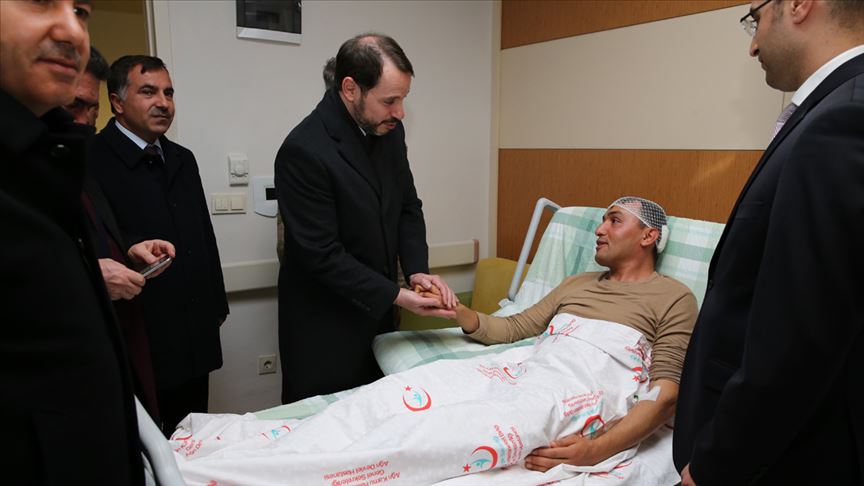 Hazine ve Maliye Bakanı Albayrak, Ağrı'da yaralı askerleri ziyaret etti