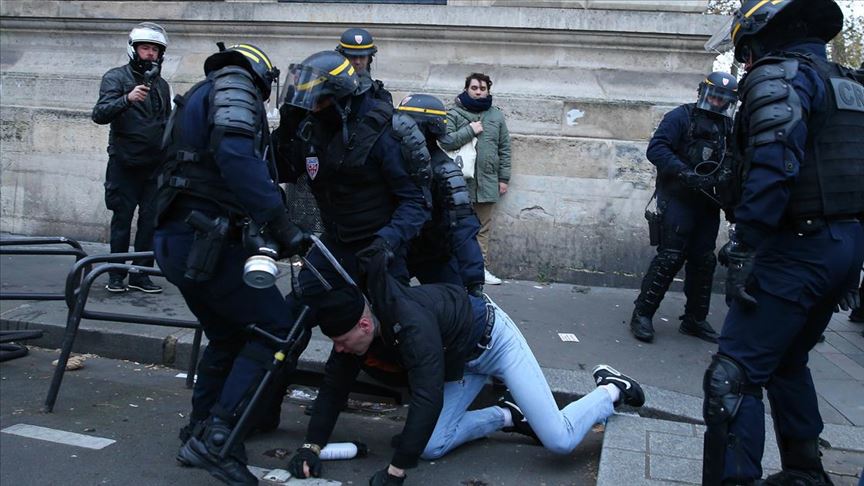 Fransa'daki emeklilik reformu protestoları hayatı felç etti