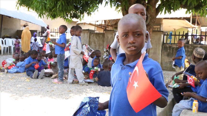 Türk hayırseverlerden Nijerya'daki Türk okuluna yardım 