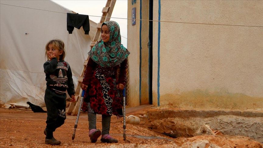 Türkiye'de protez bacaklarına kavuşan Suriyeli Maya, okuluna yürüyerek gidiyor