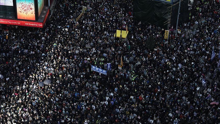 Hundreds of thousands take to streets of Hong Kong