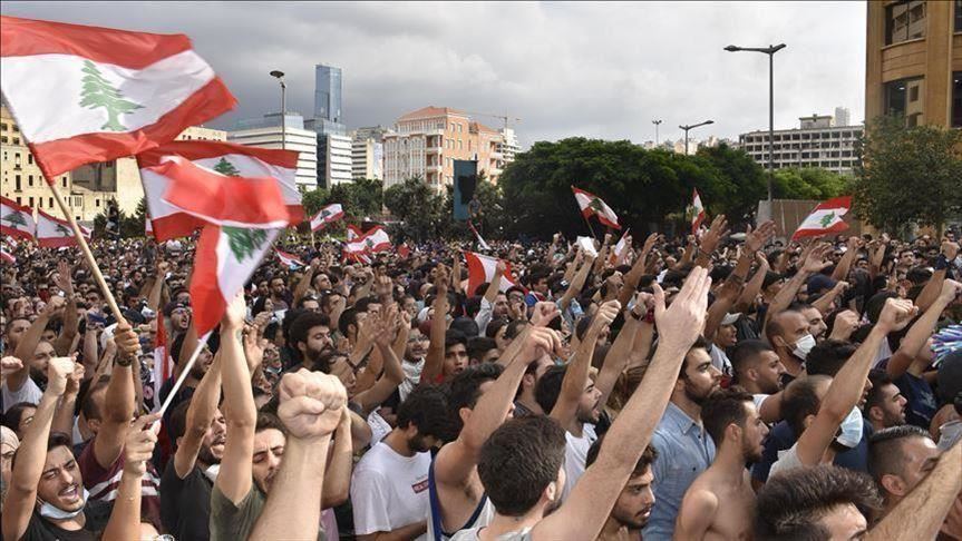 احتجاجات لبنان تتواصل.. قطع طرق وإضراب جزئي بالمدارس