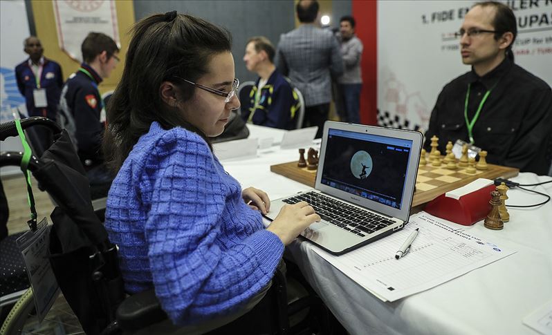 Bedensel engelli satranççı Şahin'in tercihi 'Kadınlar futbolu heyecanı' oldu