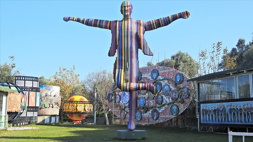 Izmir Deki Renkli Ataturk Heykeli Kaldirildi