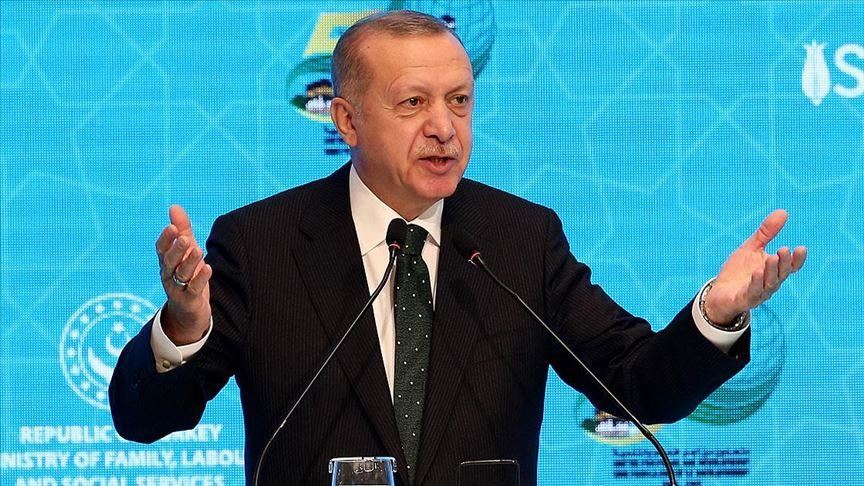 Erdogan poručio Macronu: Islam i terorizam su nespojivi, bolje da se baviš žutim prslucima