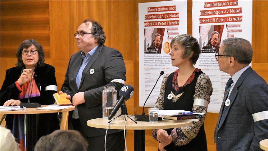 Stokholm, akademikët dhe gazetarët kërkojnë t’i tërhiqet çmimi nobel Handke-s