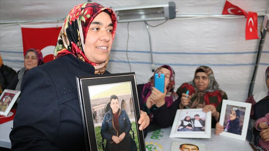Evladına kavuştu oturma eylemi yapan annelere koştu