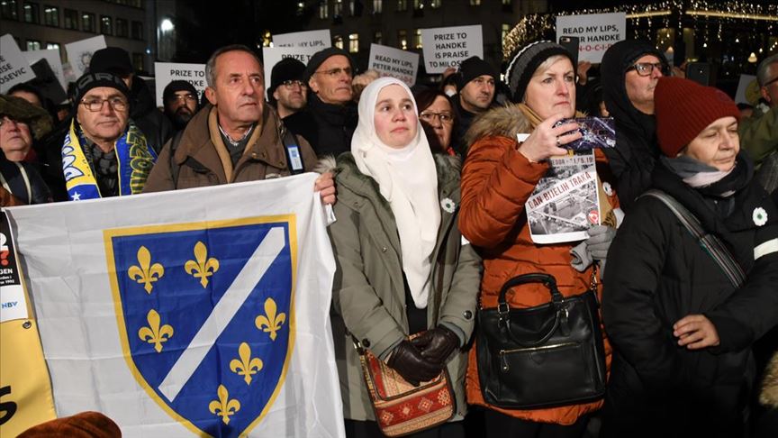 Bosna soykırımı inkar eden Peter Handke'ye Nobel Ödülü verilmesi İsveç'te protesto edildi