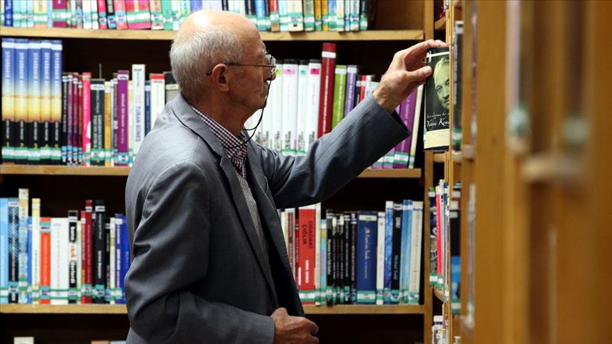 'Kitap kurdu' Abdullah amca huzurevi ile kütüphane arasında mekik dokuyor