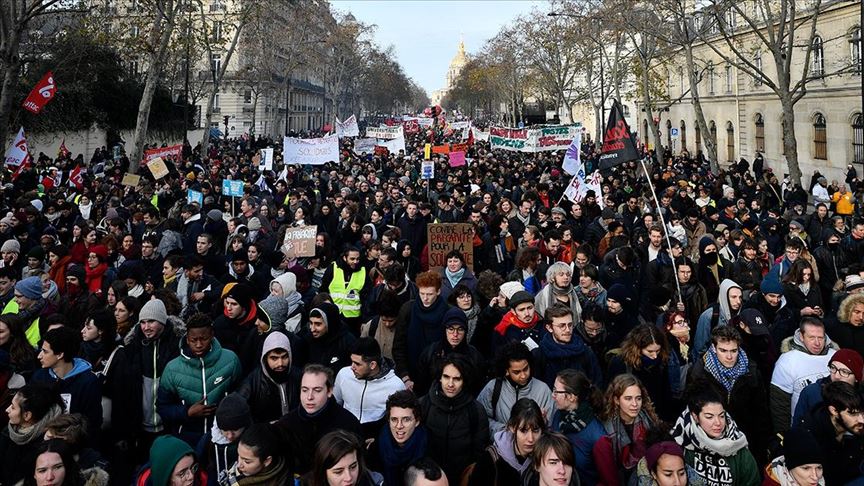 Fransa'da Macron karşıtları sokağa döküldü