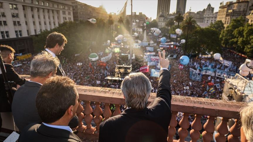 En su primer día de mandato el presidente de Argentina se reunió con su homólogo de Cuba