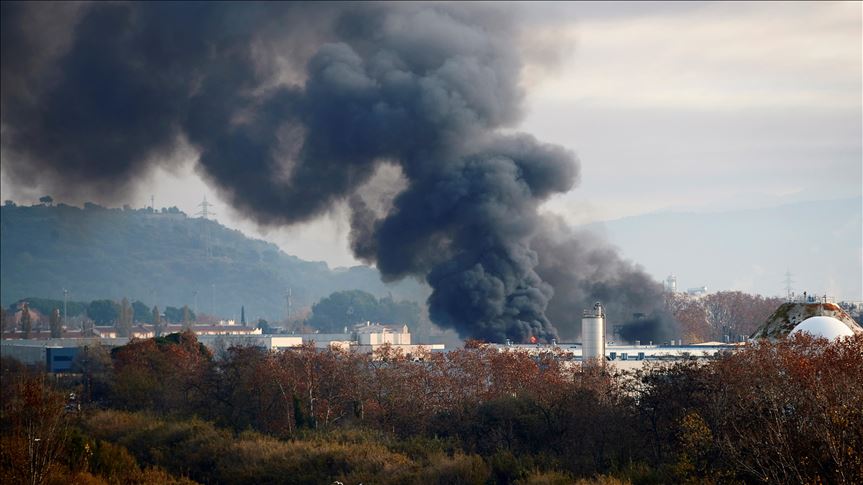 Dos heridos por incendio en una planta de reciclaje en Barcelona
