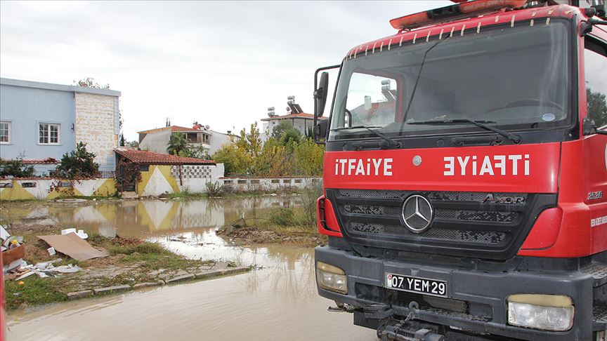 Antalya Da Acisu Deresinin Tasmasi Sonucu Bazi Evleri Su Basti